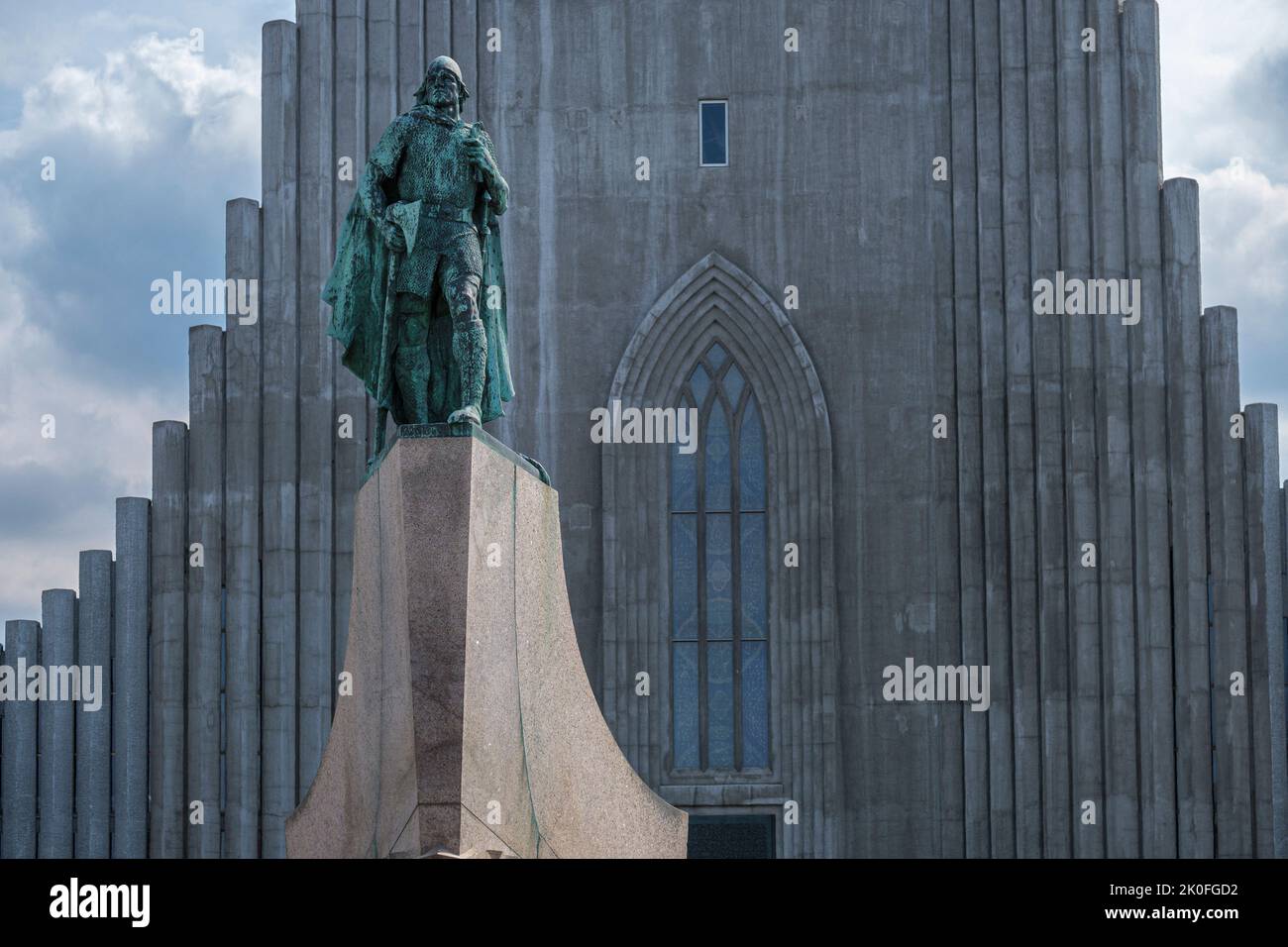 Hallgrimskirkja - la catedral de Reykjavik, Islandia, y la estatua de Leifr Eriksson Foto de stock