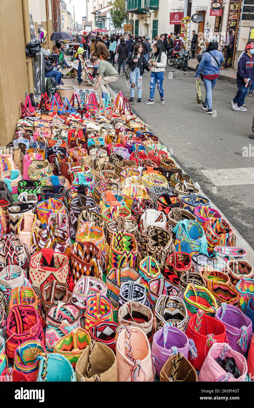 Bogotá Colombia, La Candelaria Centro Histórico centro histórico centro de la ciudad vieja calle 11, vendedor de la calle exhibición de la acera venta Wayuu bolsa mochila Foto de stock