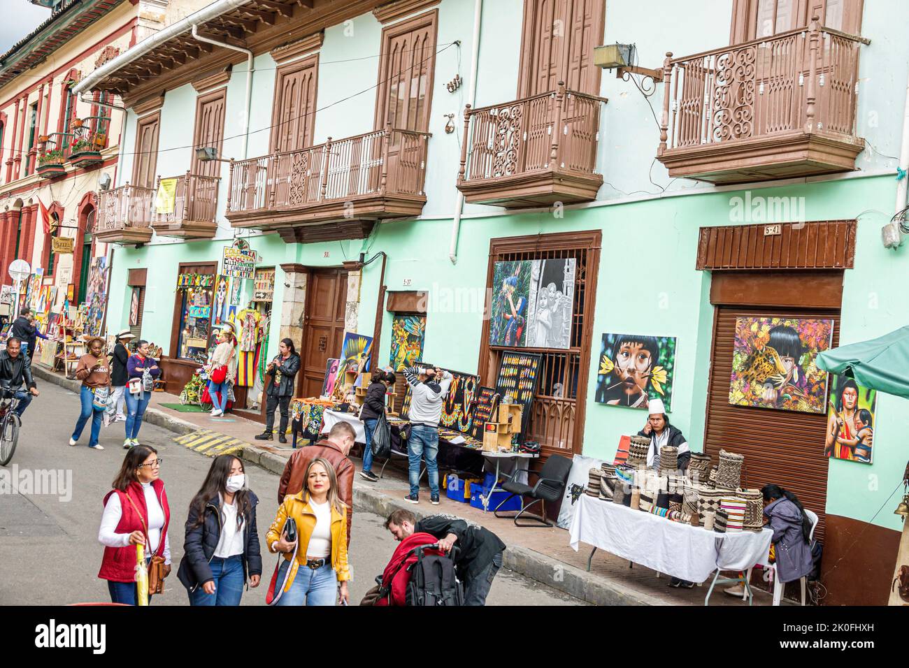 Bogotá Colombia, La Candelaria Centro Histórico centro histórico centro de la ciudad vieja calle 11, tiendas negocios negocios tiendas mercado mar Foto de stock