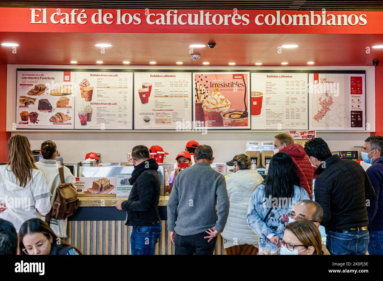 Bogota Colombia, La Candelaria Centro Histórico centro histórico casco antiguo centro de la ciudad Carrera 6 Juan Valdez, restaurante restaurantes cenar comer Foto de stock