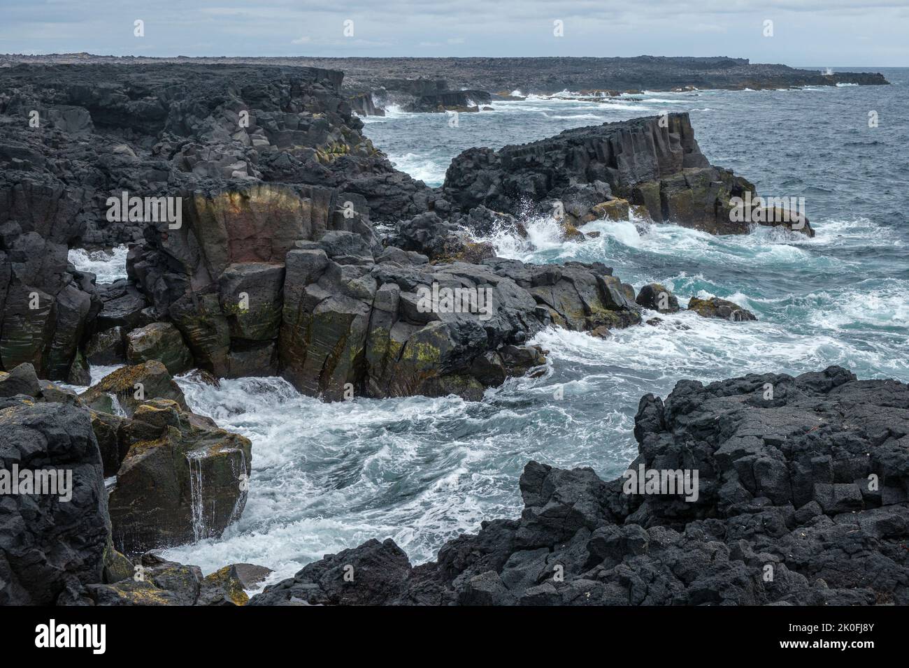 Costa rocosa en Brimketill, península de Reykjanes, Islandia Foto de stock