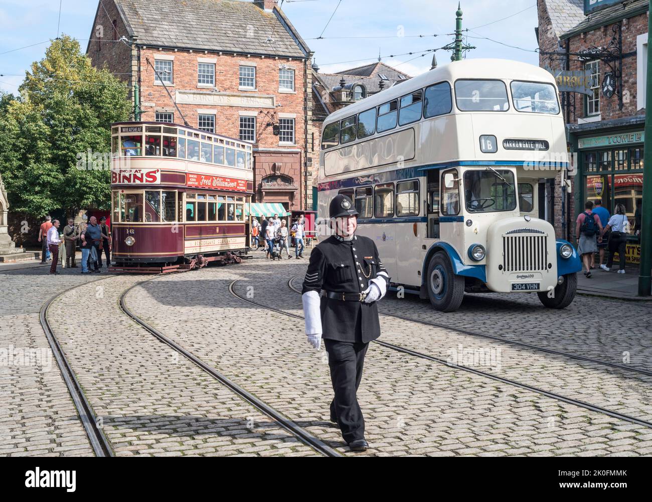 Un 'oficial de policía' dirige el tráfico en la ciudad en el Museo Beamish, Inglaterra, Reino Unido Foto de stock
