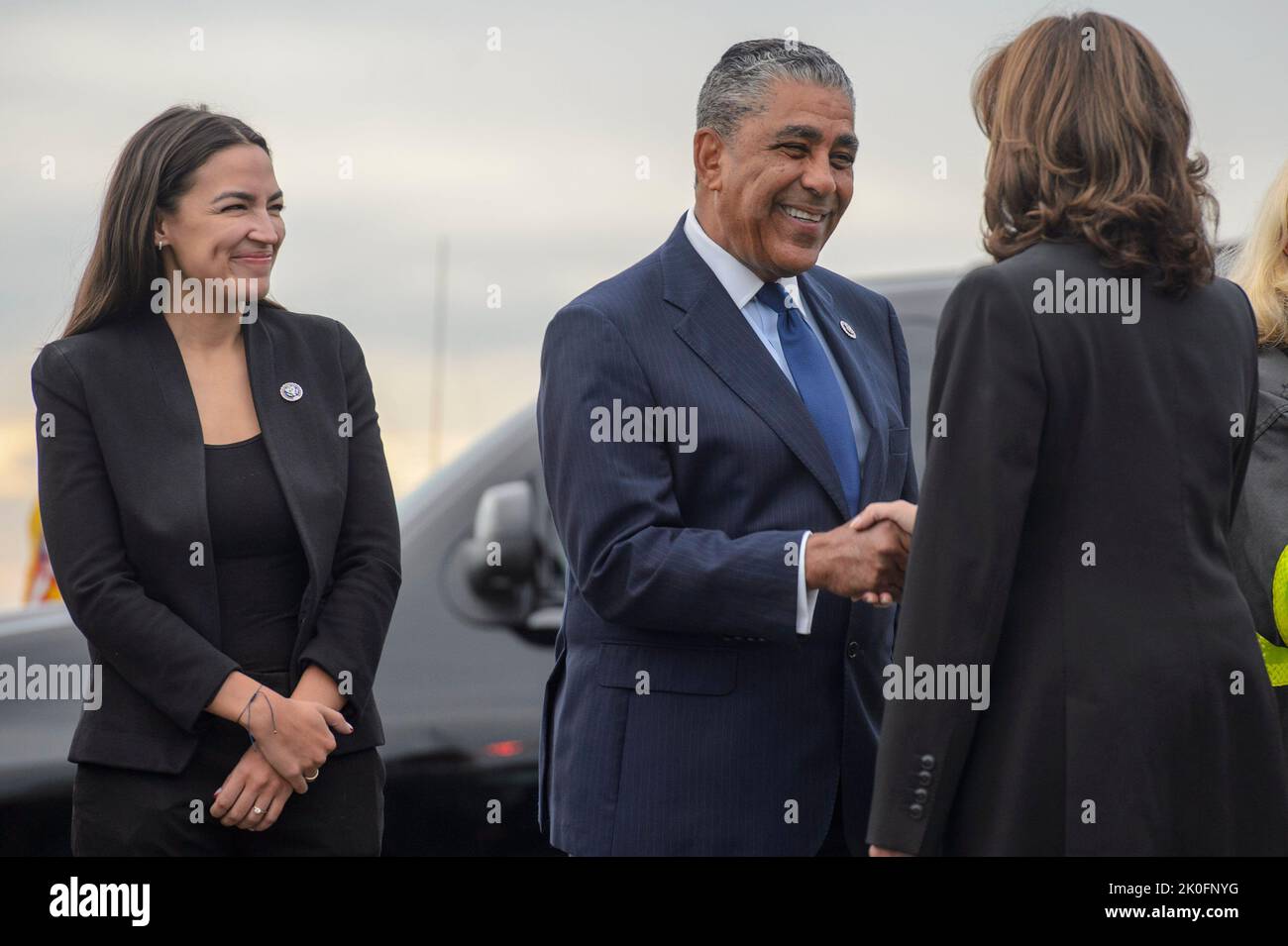 El Vicepresidente de los Estados Unidos, Kamala Harris, saluda al