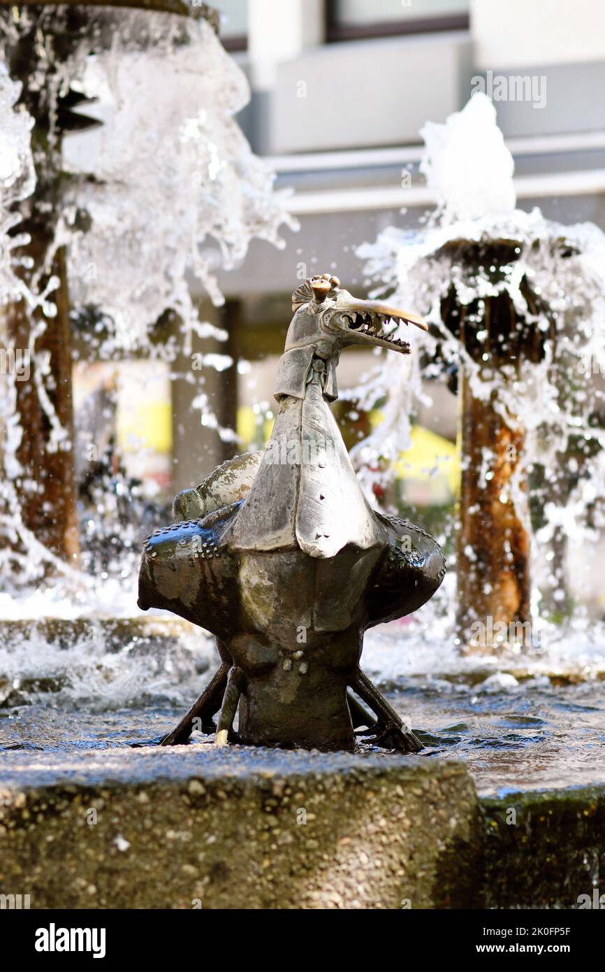 Neustadt an der Weinstrasse, Alemania - Agosto 2022: Escultura en la fuente 'Elwedritsche Brunnen'. Elwedritsche es una mezcla de criaturas míticas de pollos Foto de stock