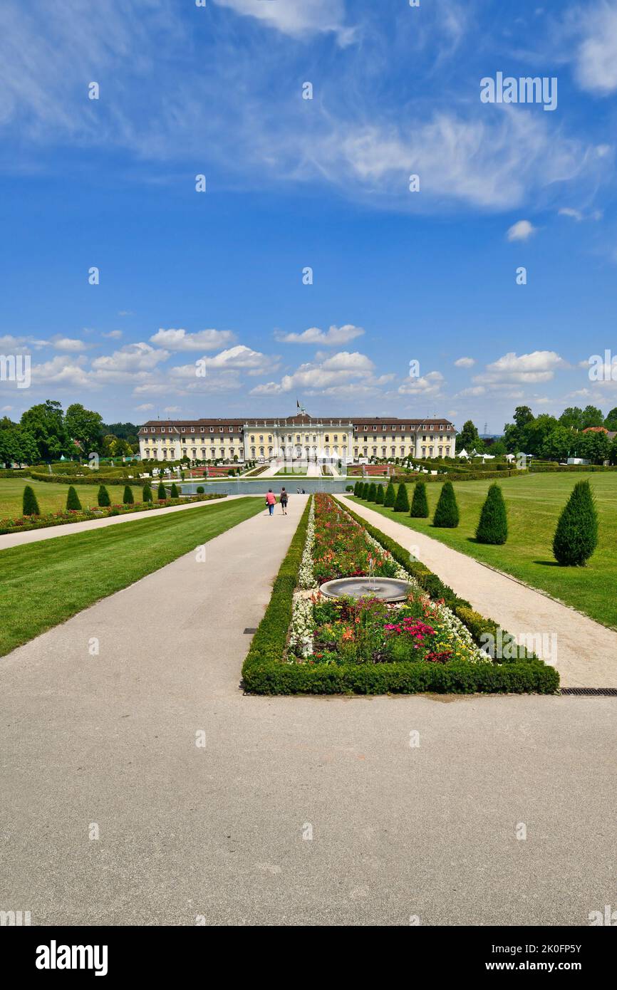 Ludwigsburg, Alemania - Agosto 2022: Palacio residencial en Ludwigsburg con jardín de estilo barroco Foto de stock