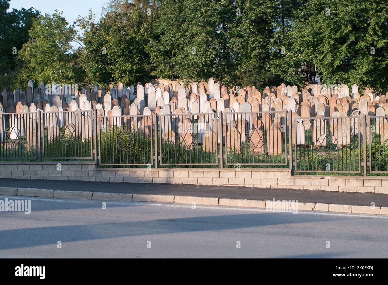 Bardejov, Eslovaquia. Histórico cementerio judío del siglo 18th al 20th. Entierro con hombres, mujeres y rabinos enterrados. Lápidas de color típico judío. Foto de stock