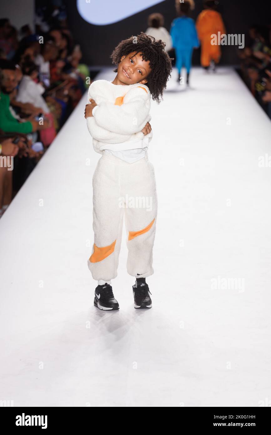 Prestigio Observar Línea de visión 8 de septiembre de 2022 - Nueva York - modelo infantil camina en la pista  de aterrizaje usando Nike para Rookie USA - El desfile de moda de la Ciudad  de los