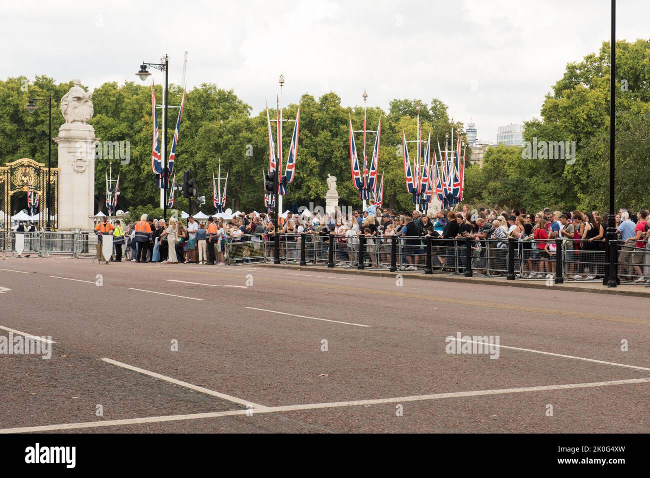 Gente esperando en la larga cola para pagar el respeto en el Palacio de Buckingham Foto de stock