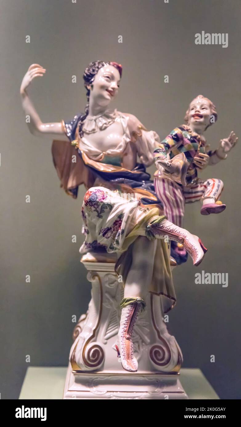 Estatua de Porcelein del Muse Thalia con el Infante Harlequin en el Metropolitan Museum of Art (MET) Manhattan, Nueva York, EE.UU Foto de stock