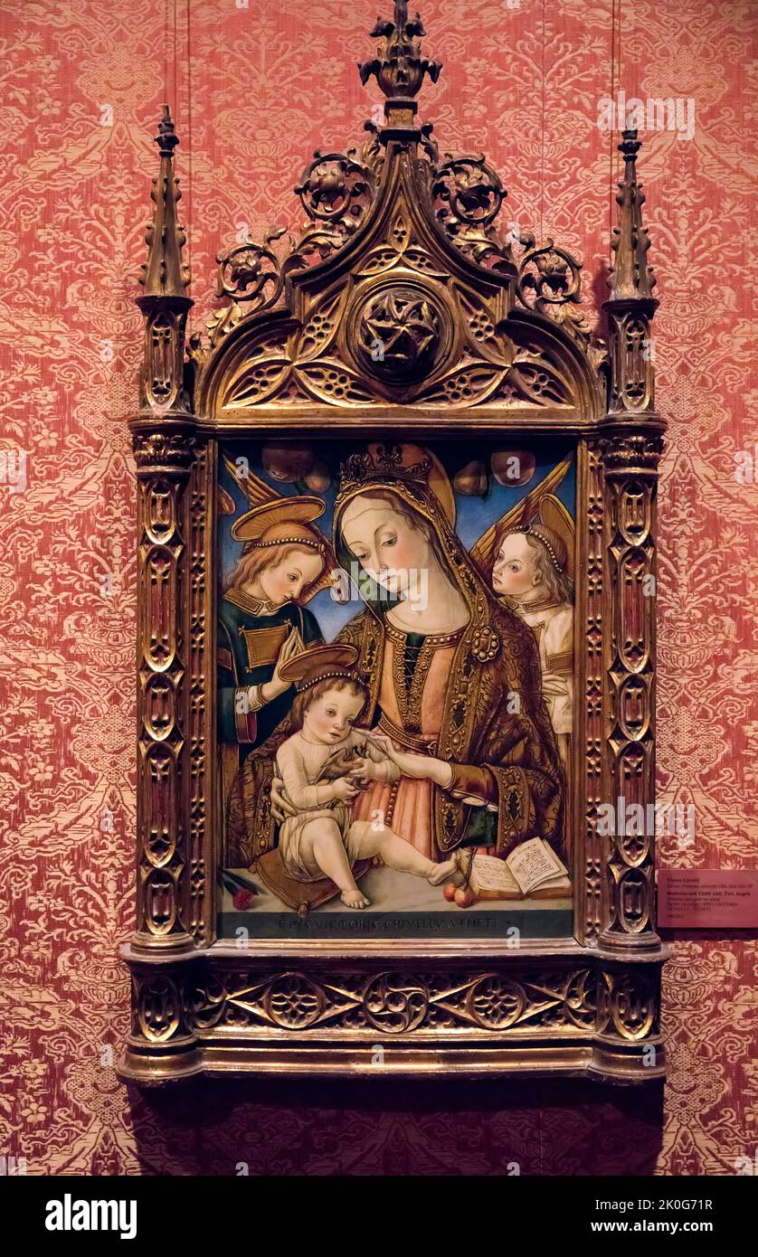 Madonna y Niño con Dos Ángeles de Vittore Crivelli Tempera y oro sobre madera en el Metropolitan Museum of Art (MET) Manhattan, Nueva York, EE.UU Foto de stock