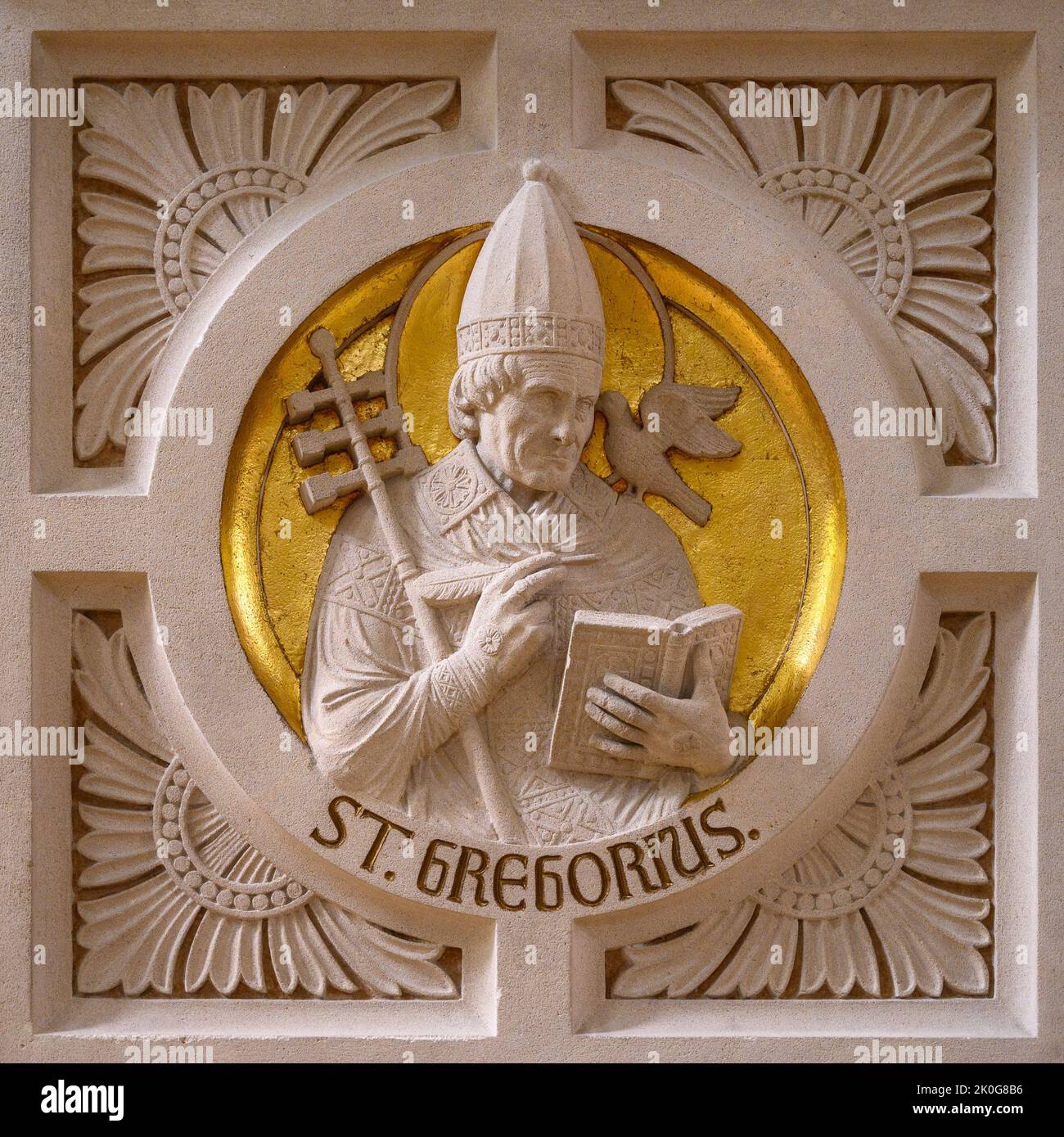San Gregorio. Relieve en el púlpito de la Iglesia de Santos Cosmas y Damián en Clervaux, Luxemburgo. Foto de stock