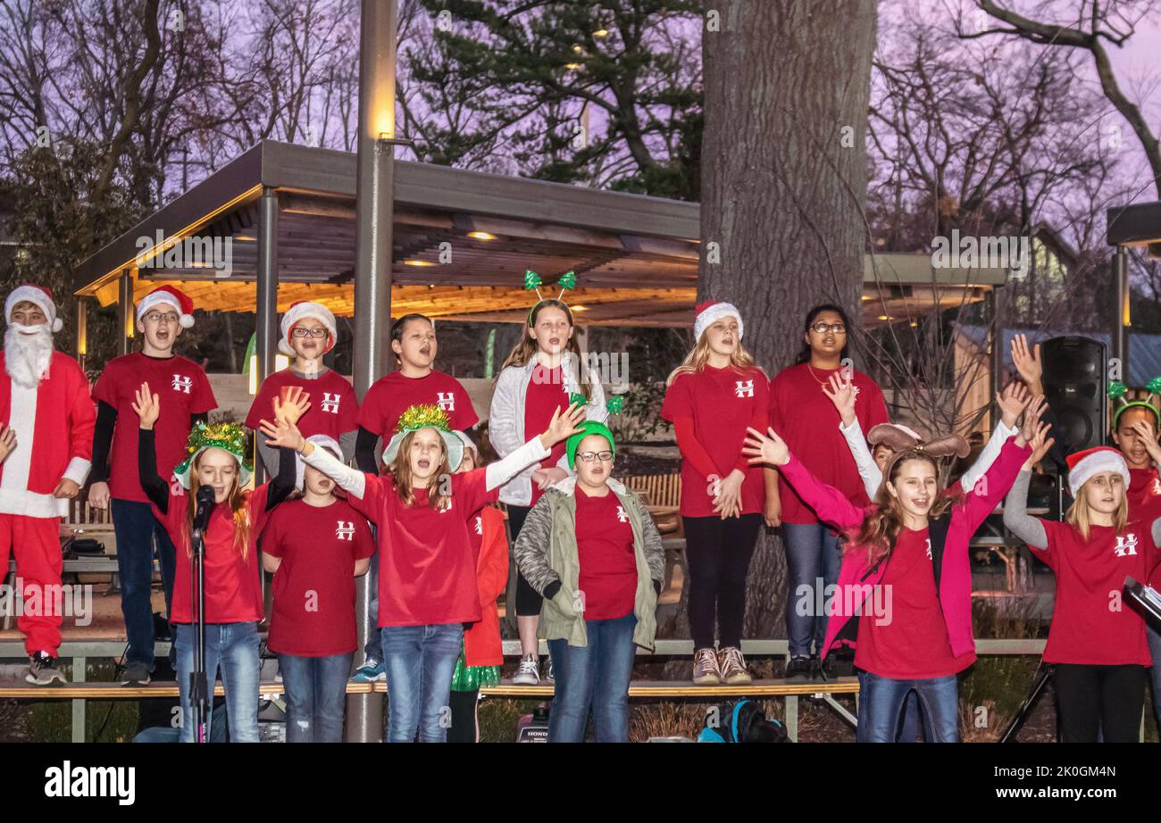 12 15 2018 Tulsa USA Jóvenes cantantes de la escuela local con trajes de Navidad cantan en el parque público Gathering Place en Oklahoma Foto de stock