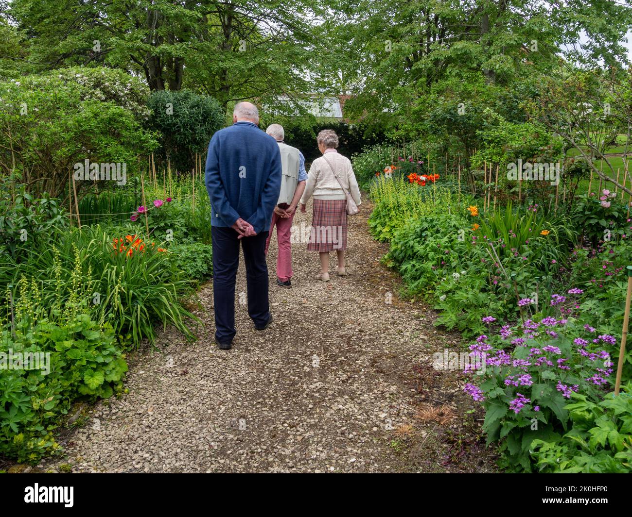 Los visitantes del jardín amurallado en los terrenos de la histórica Stanway House, Cotswolds, Gloucestershire, Reino Unido Foto de stock