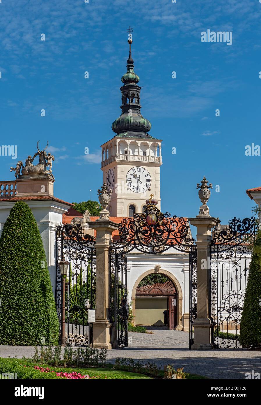 Torre de la Iglesia de San Wenceslao vista desde los jardines del Castillo Mikulov, República Checa Foto de stock