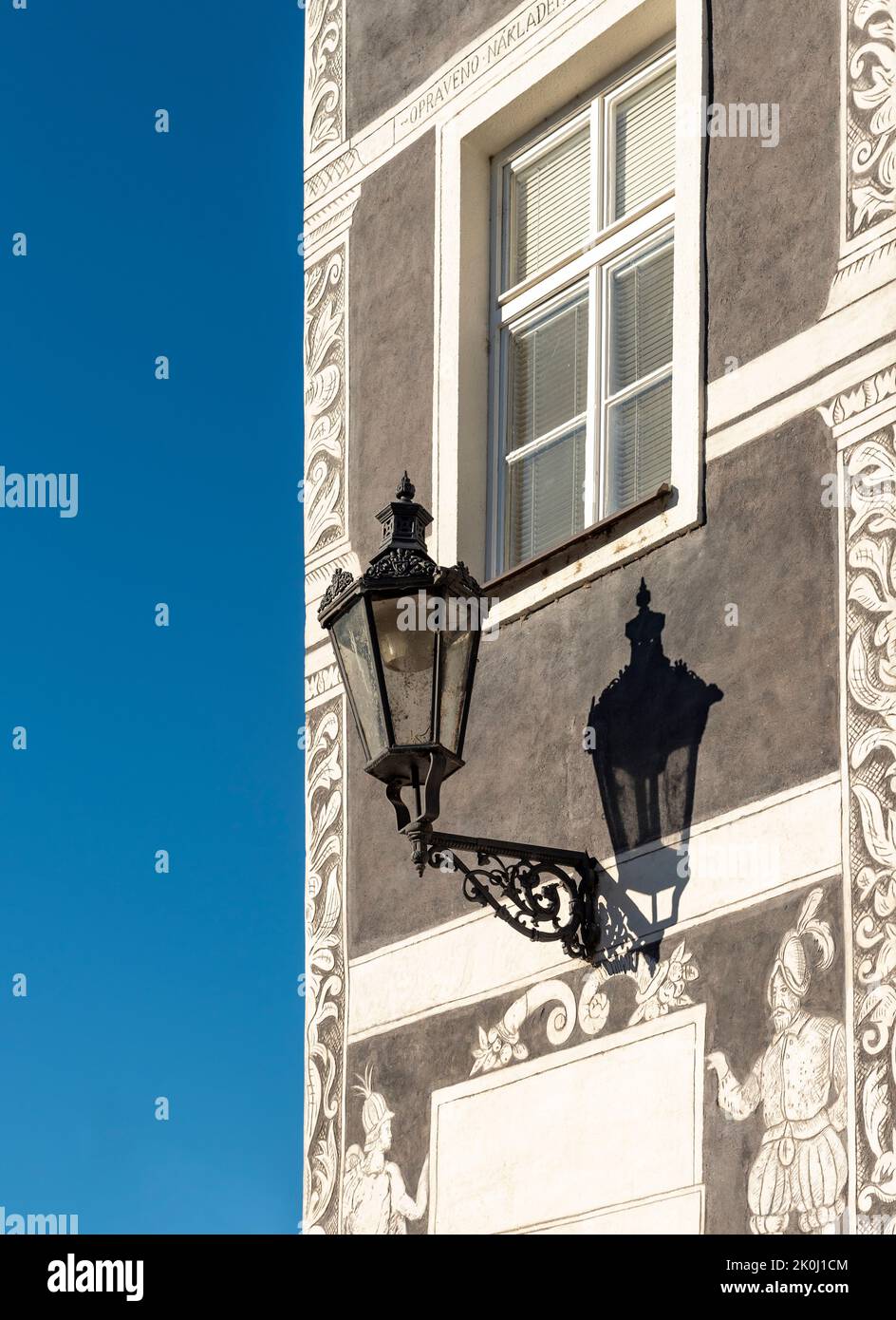 Farola en la fachada de la casa de los Caballeros (U Rytiru), Mikulov, República Checa Foto de stock