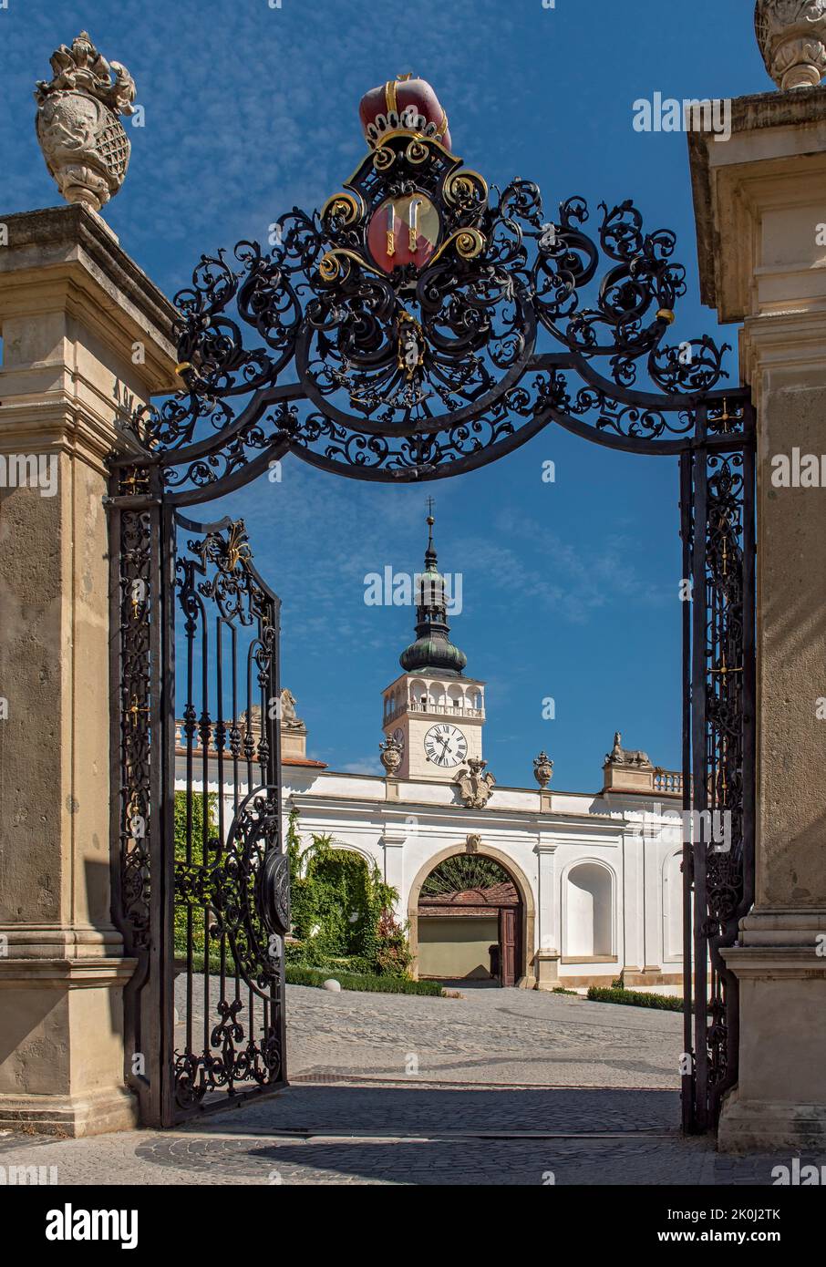 Torre de la Iglesia de San Wenceslao vista a través de la puerta de hierro de los jardines del Castillo Mikulov, República Checa Foto de stock