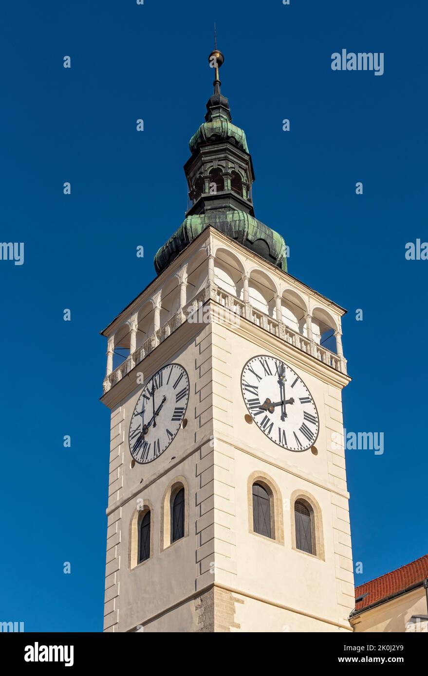 Torre del reloj de la Iglesia de San Wenceslao, Mikulov, República Checa Foto de stock