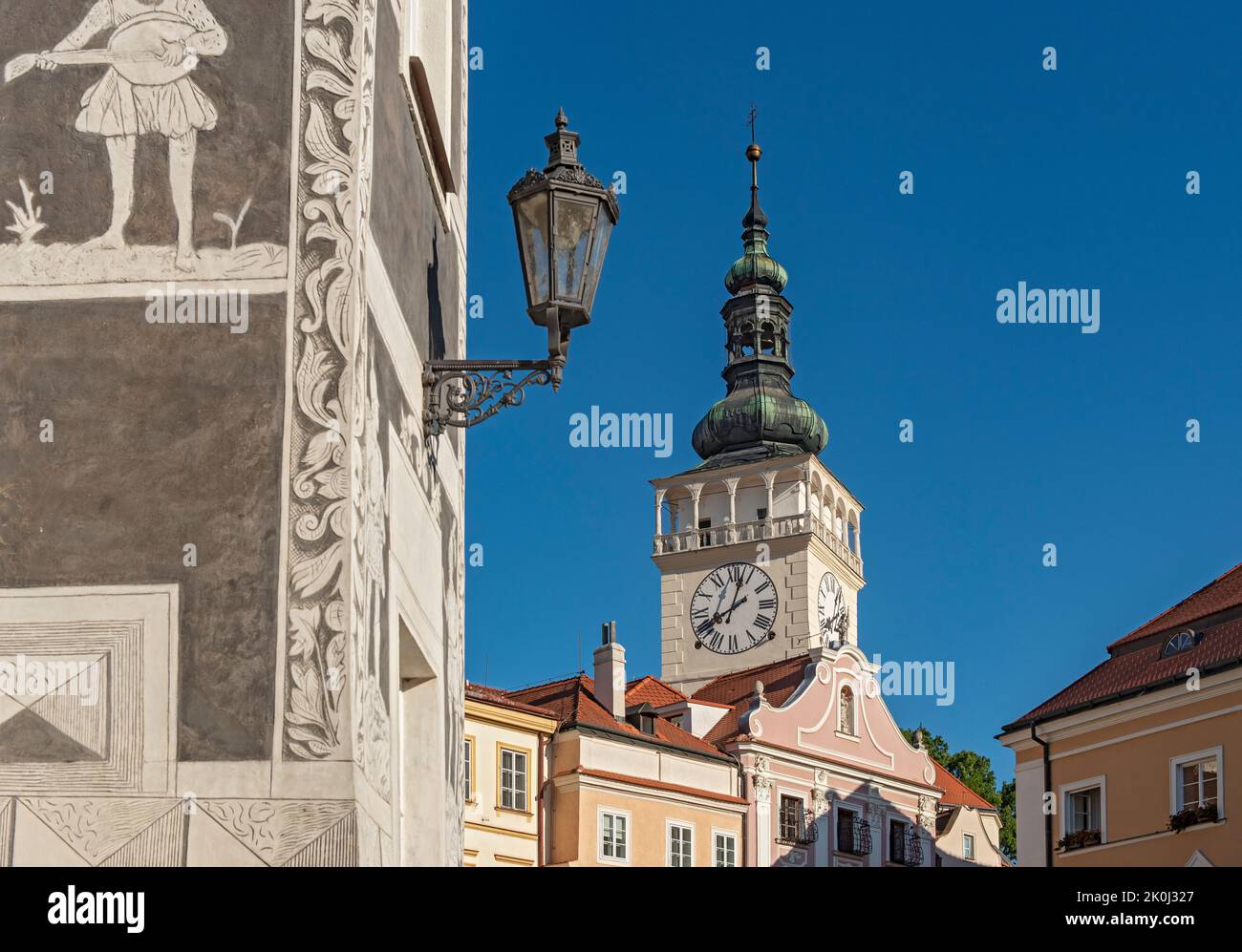Lámpara de la calle en la casa de los Caballeros (U Rytiru) y la torre de la Iglesia de San Wenceslao, Mikulov, República Checa Foto de stock