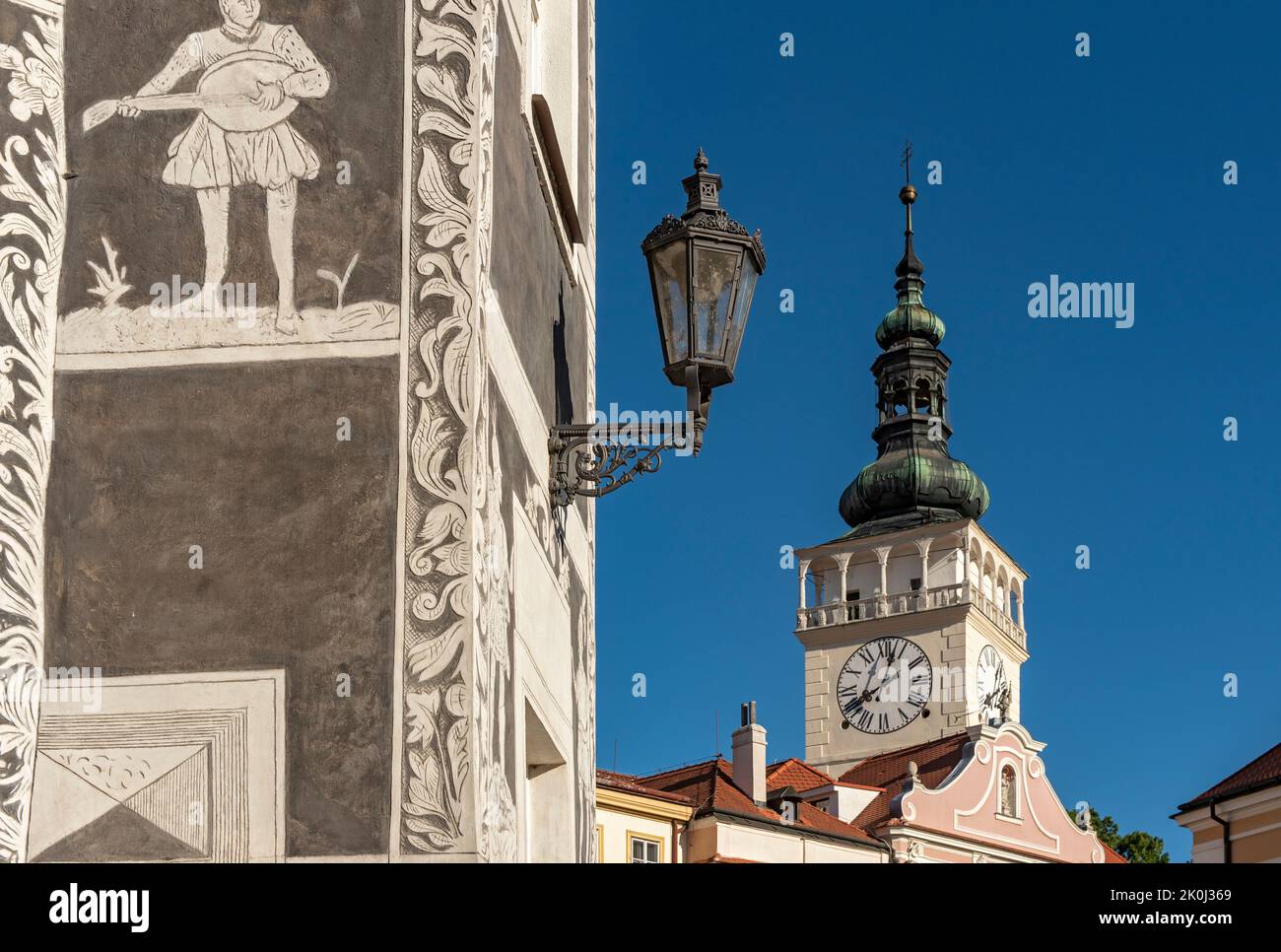 Luz de la calle en la casa de los Caballeros (U Rytiru) y la torre de la Iglesia de San Wenceslao, Mikulov, República Checa Foto de stock