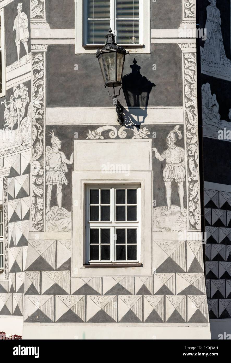 Detalle de la decoración de sgraffito en la fachada de la casa de los Caballeros (U Rytiru), Mikulov, República Checa Foto de stock