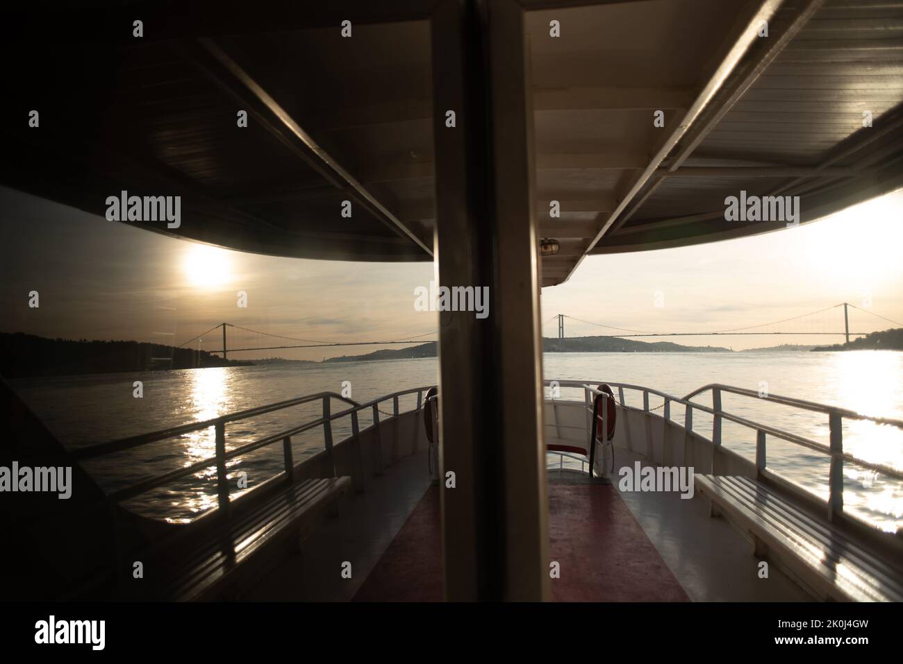 paisajes de viaje , reflexión sobre el barco al atardecer Foto de stock