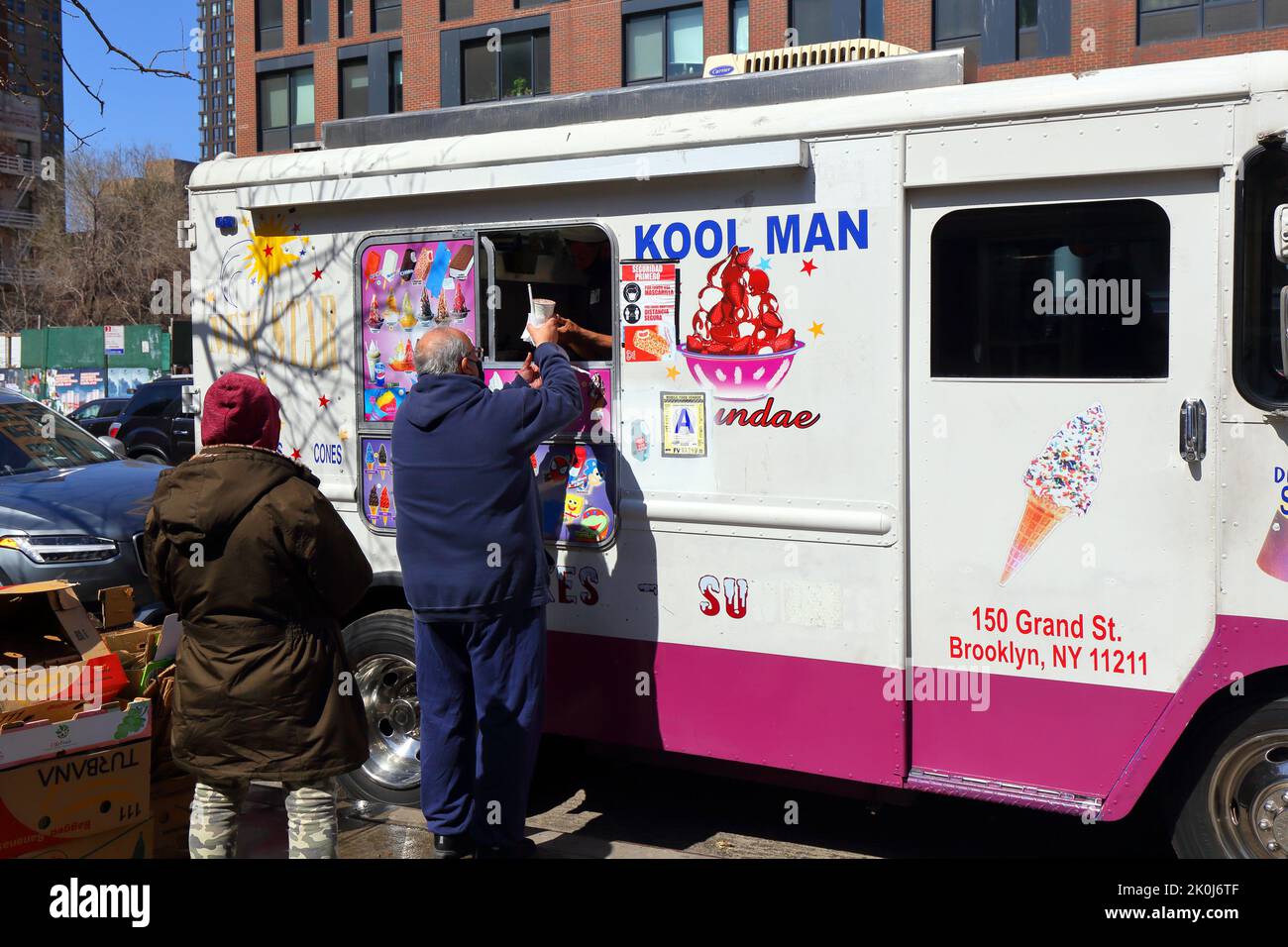 Gente que compra postres de helado de un camión de helados en el Lower East Side de Manhattan, Nueva York. Foto de stock