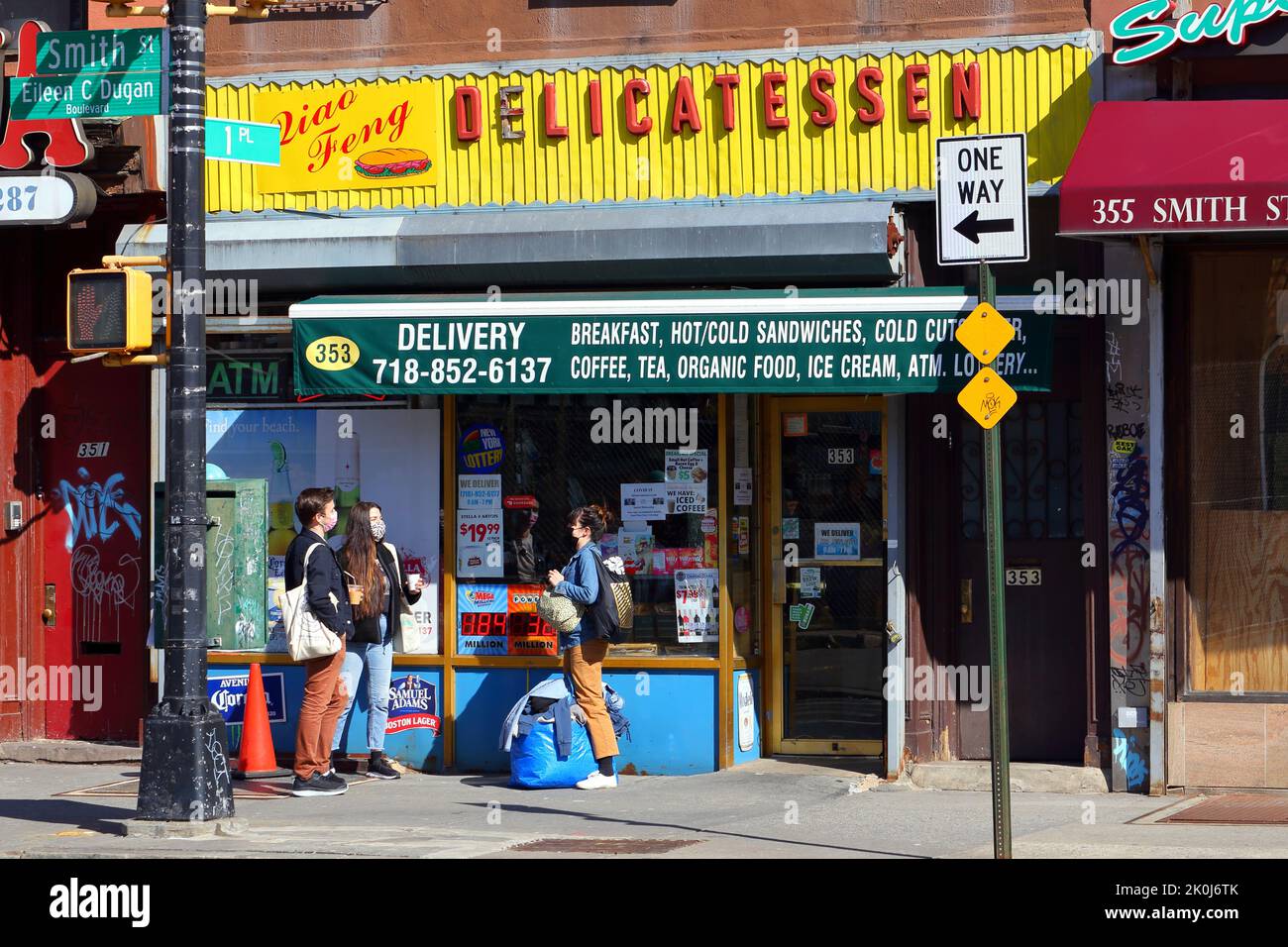 QF Smith Street Deli & Grocery, 353 Smith St, Brooklyn, Nueva York, foto del escaparate de un deli y un supermercado en el barrio de Carroll Gardens. Foto de stock