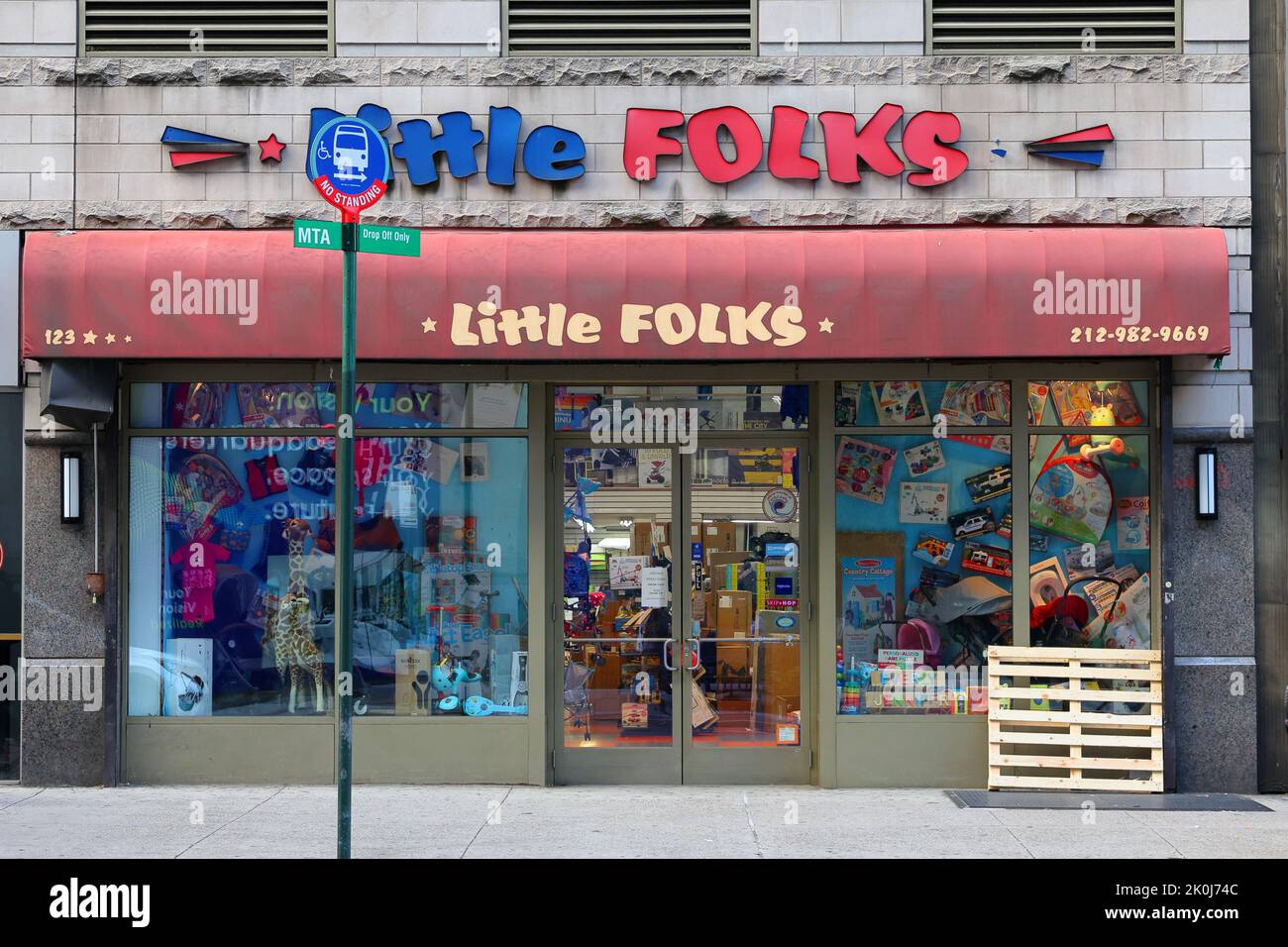 Little Folks, 123 E 23rd St, New York, NYC foto de un cochecito de bebé, y tienda de ropa en el barrio de Gramercy en Manhattan. Foto de stock