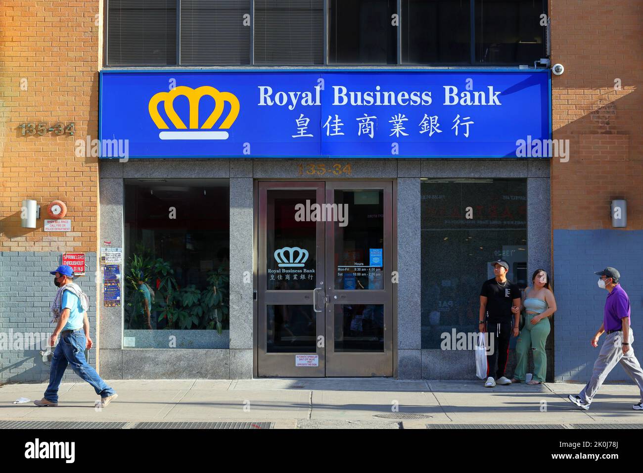 Royal Business Bank, 135-34 Roosevelt Ave, Queens, Nueva York. Foto del escaparate de Nueva York de un banco chino-americano en el centro de Flushing. Foto de stock