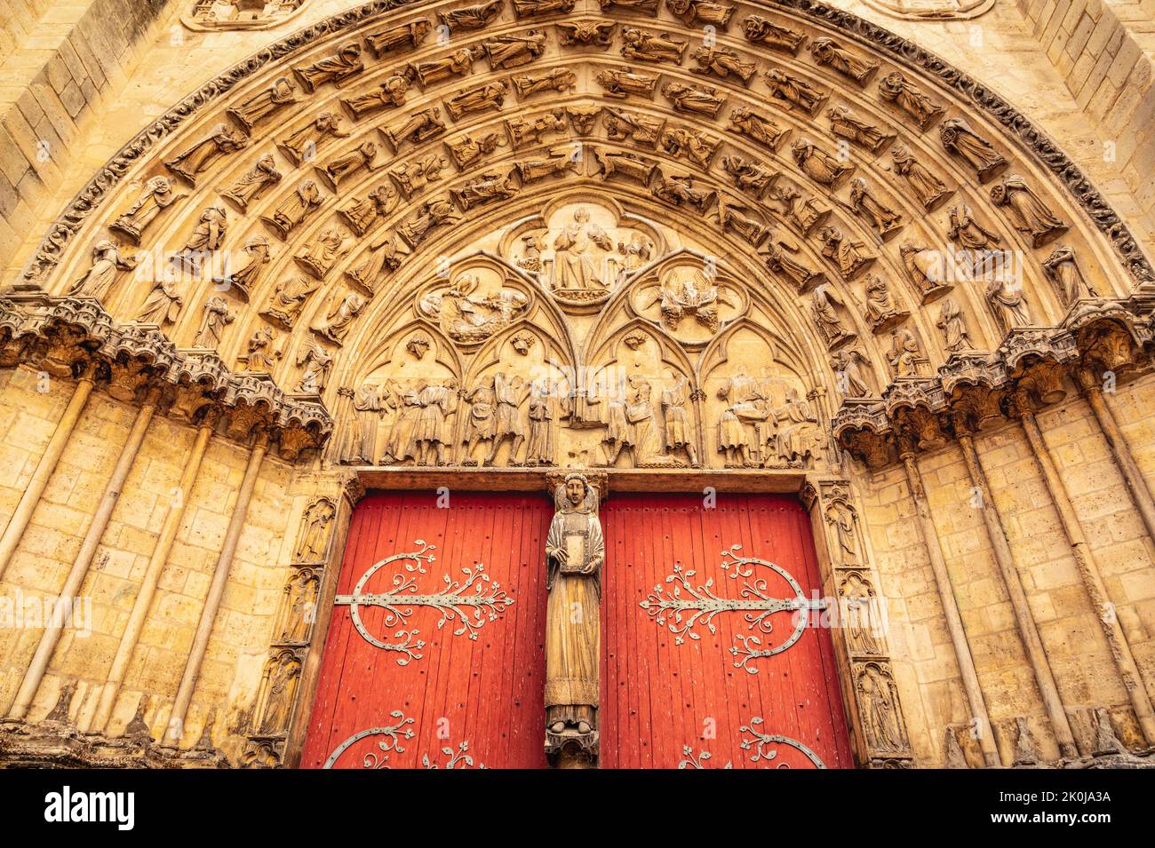 Estatua-columna de San Esteban, fachada oeste (1190-1200) de la primera catedral gótica de Francia en Sens, Borgoña Foto de stock