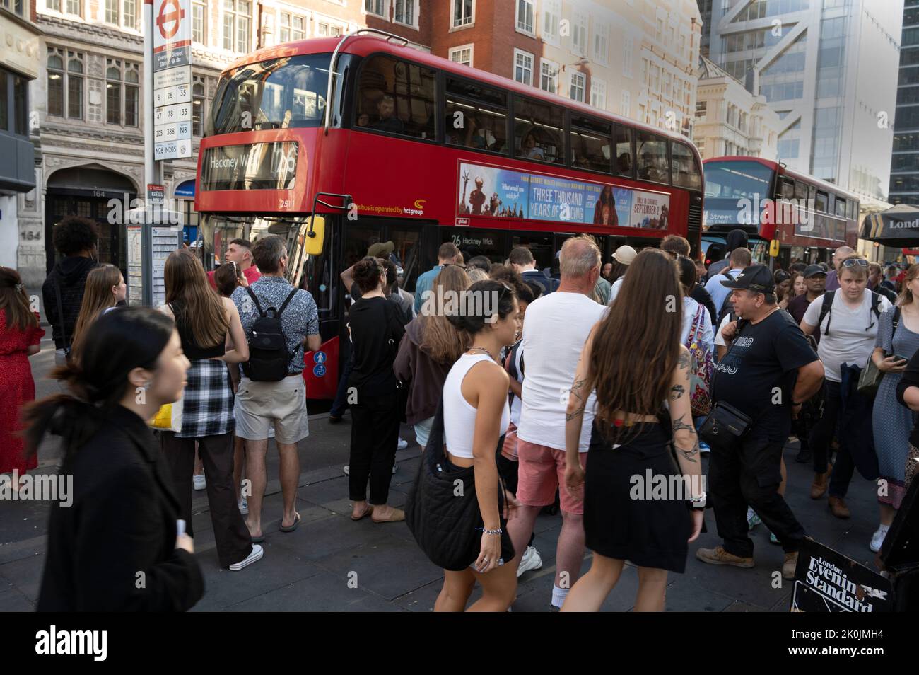 Londres, Inglaterra. Liverpool Street durante una huelga en el metro y el ferrocarril. Los pasajeros esperan en una parada de autobús. Foto de stock