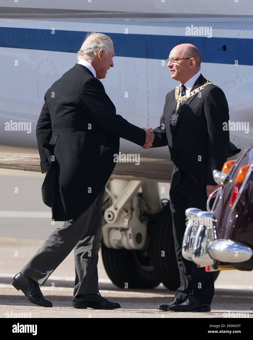 El rey Carlos III es recibido Lord Provost de Edimburgo Robert Aldridge cuando llega al aeropuerto de Edimburgo después de viajar desde Londres con la Reina Consort, antes de unirse a la procesión del ataúd de la Reina Isabel desde el Palacio de Holyroodhouse hasta la Catedral de St Giles, Edimburgo. Fecha de la foto: Lunes 12 de septiembre de 2022. Foto de stock