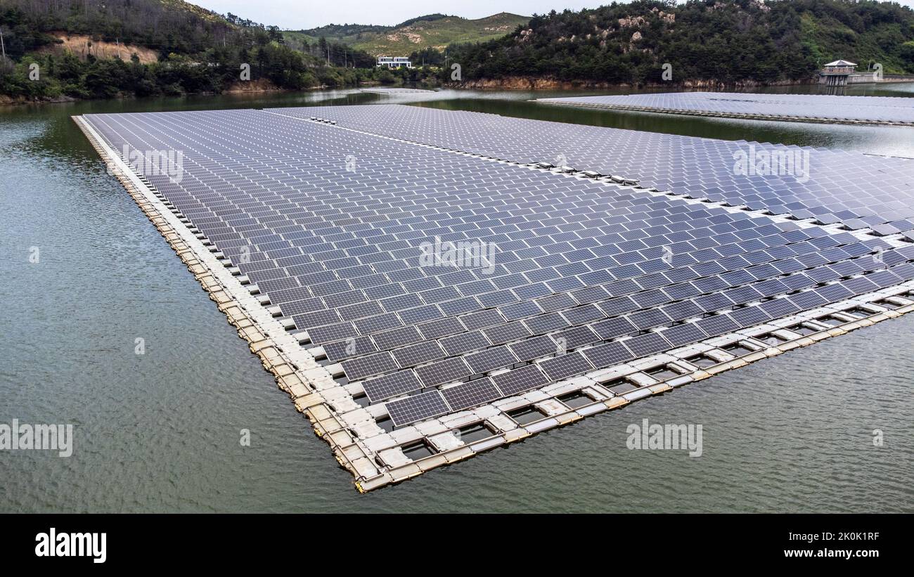 Paneles solares flotantes en un embalse en la provincia de Gangwon-do, Corea del Sur Foto de stock