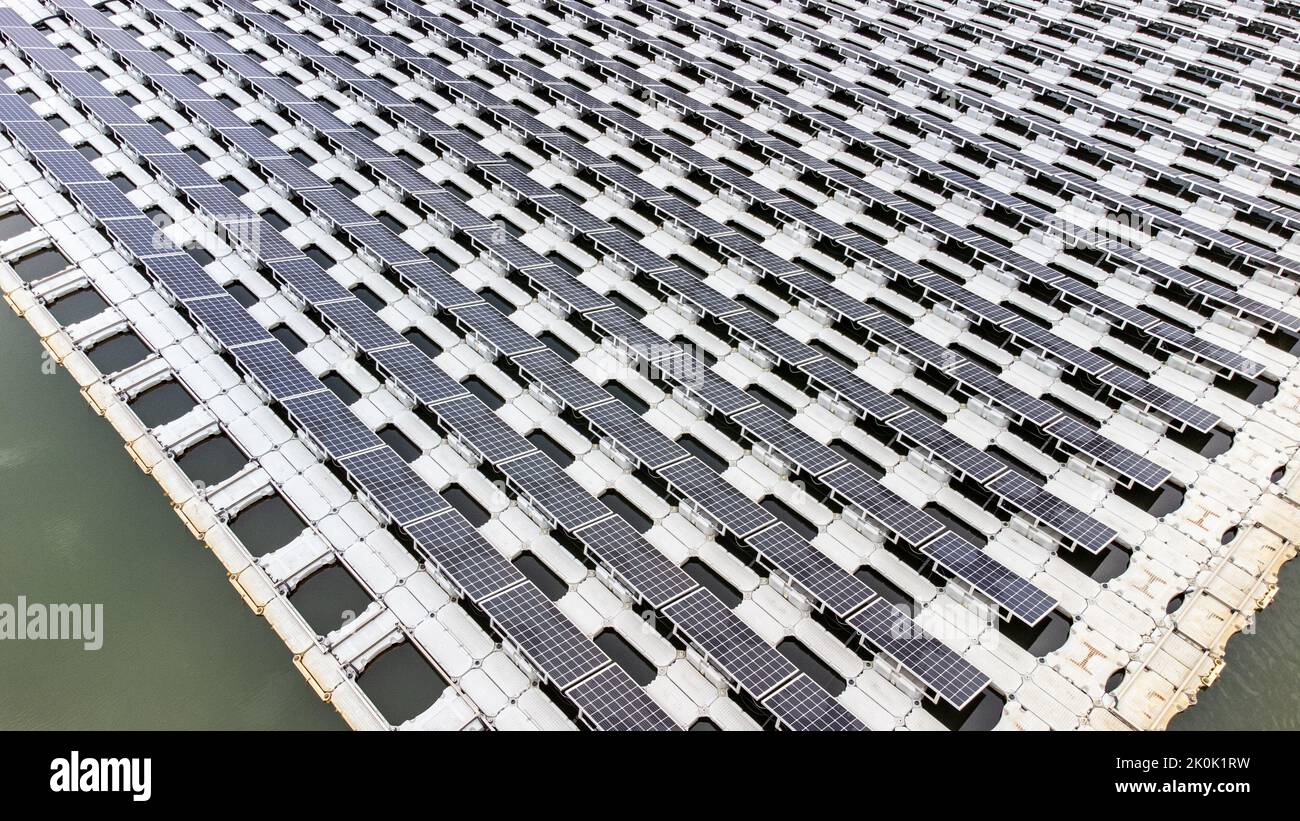 Paneles solares flotantes en un embalse en la provincia de Gangwon-do, Corea del Sur Foto de stock