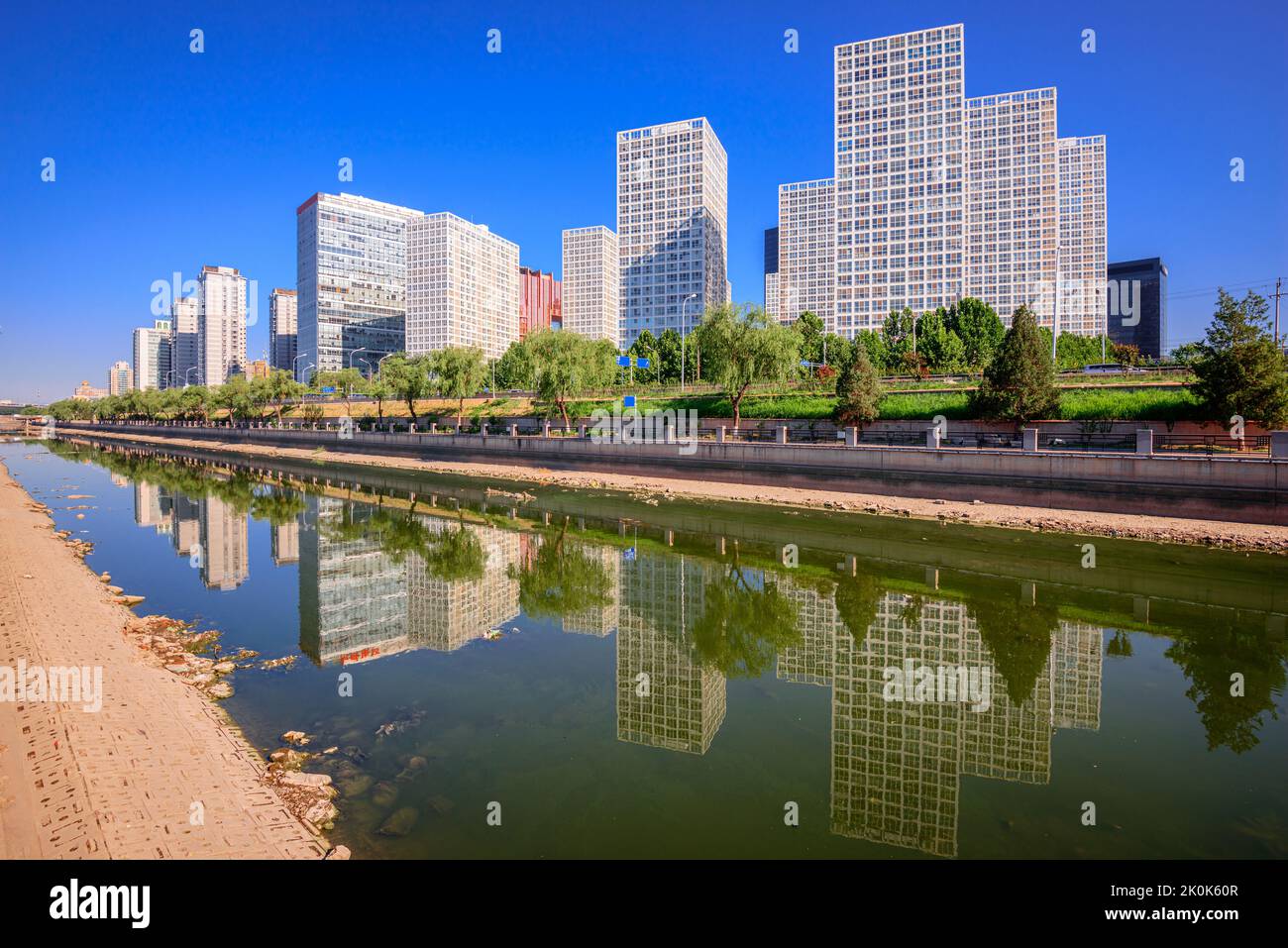 Beijing, China Ciudad del CBD horizonte y canal por la tarde. Foto de stock