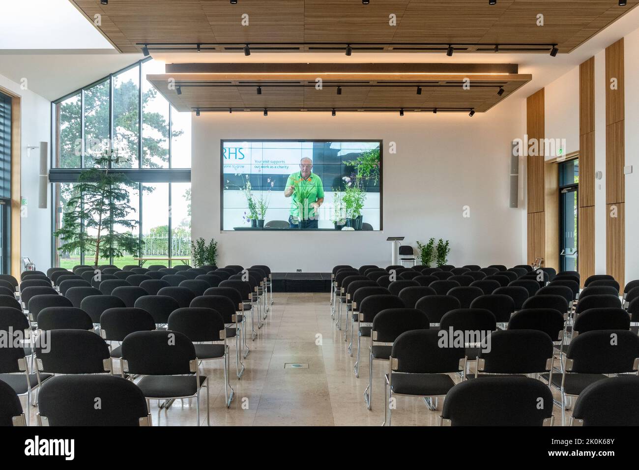 Interior de la sala de conferencias en el nuevo edificio de ciencias y educación de jardinería de Hilltop en RHS Wisley Garden, Surrey, Inglaterra, Reino Unido Foto de stock