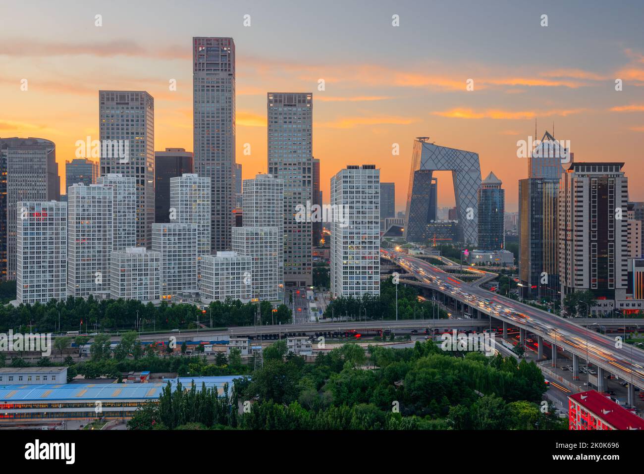Beijing, China Con vistas al horizonte del distrito de negocios central al atardecer. Foto de stock