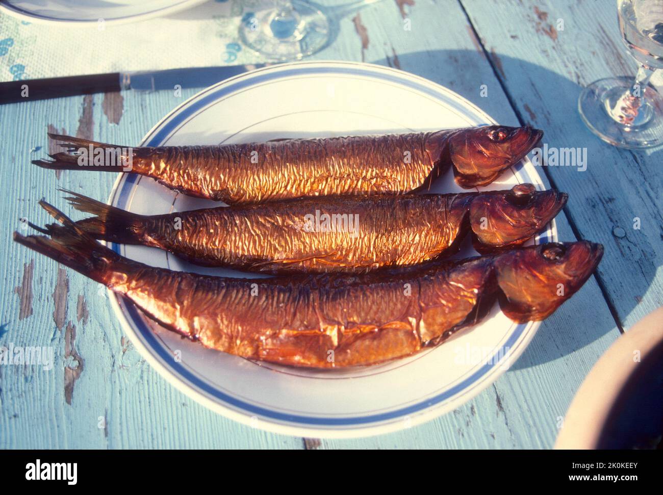 DINAMARCA Bornholm pescado ahumado directamente desde el humo a los platos de almuerzo de los turistas Foto de stock