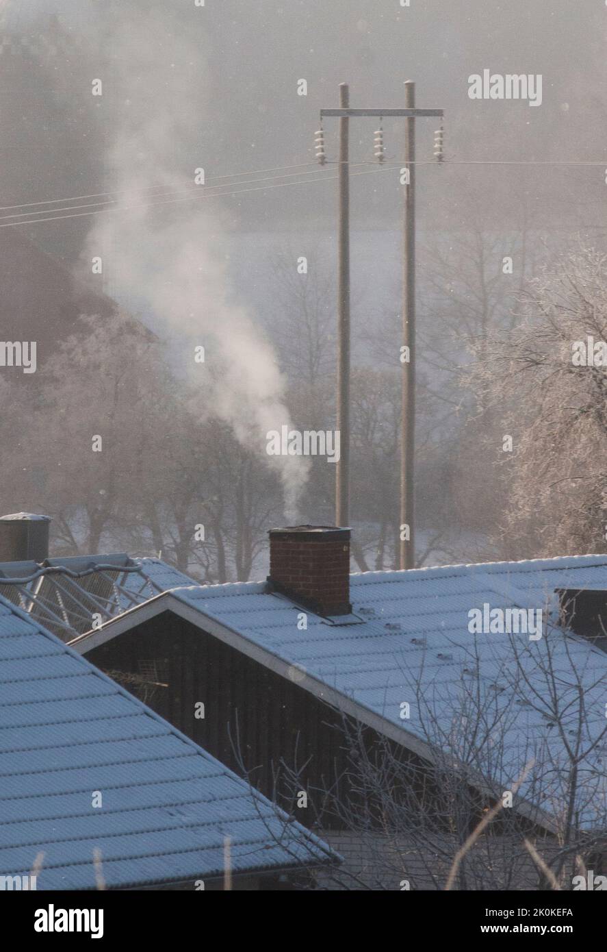 HUMO de la chimenea en un día de invierno Foto de stock