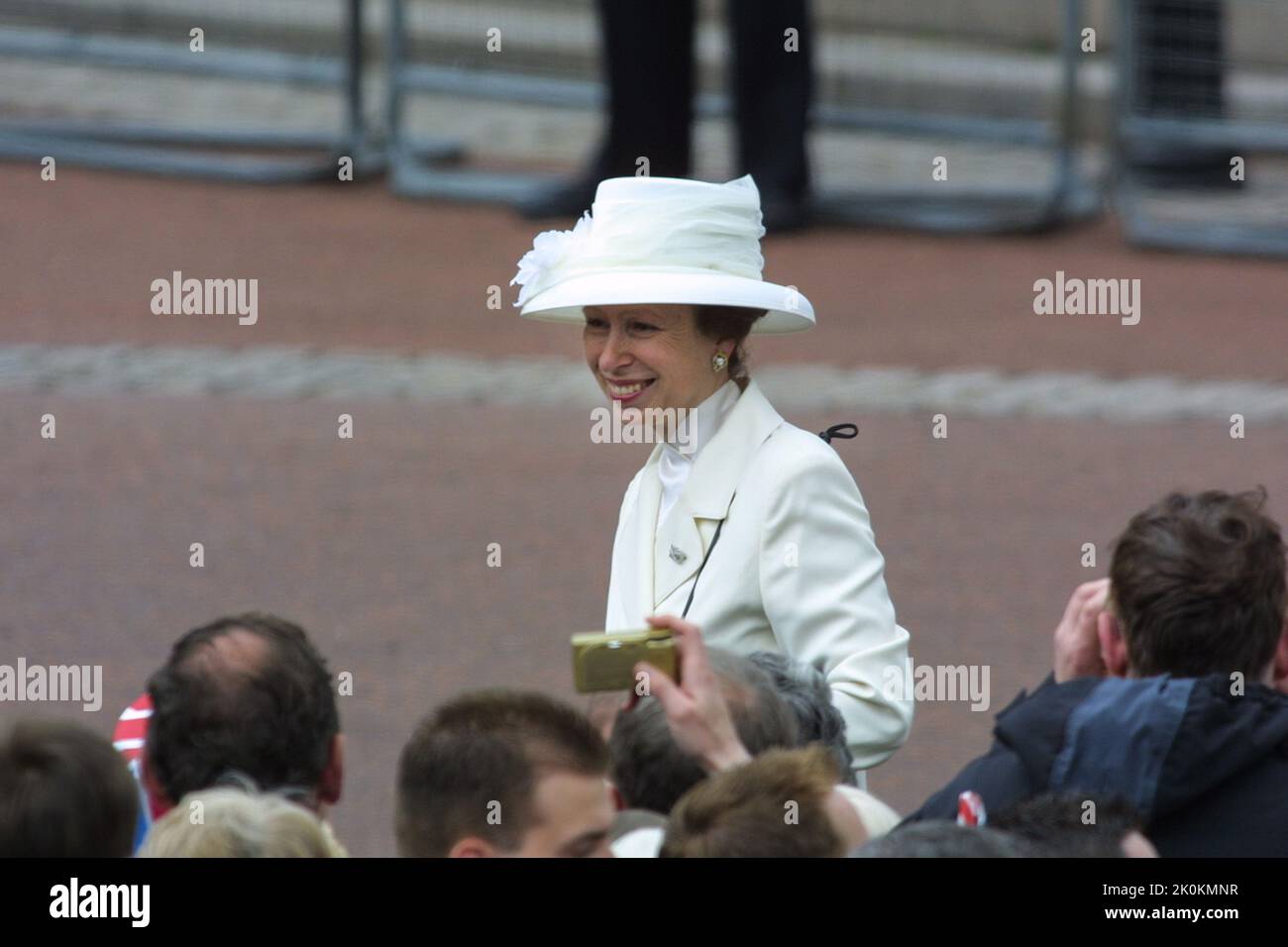 4th de junio de 2002 - La Princesa Ana se reúne con el público en el Jubileo de Oro de la Reina Isabel II en el Mall de Londres Foto de stock