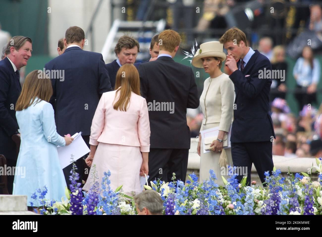 4th de junio de 2002 - Miembros de la familia real británica en el Jubileo de Oro de la Reina Isabel II en el Mall de Londres Foto de stock