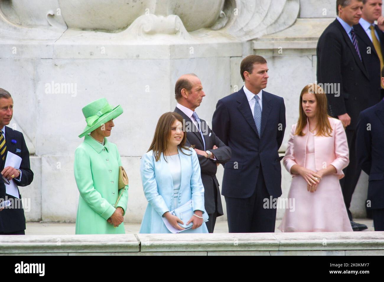 4th de junio de 2002 - Miembros de la familia real británica que asisten al Jubileo de Oro de la Reina Isabel II en el Palacio de Buckingham en Londres Foto de stock