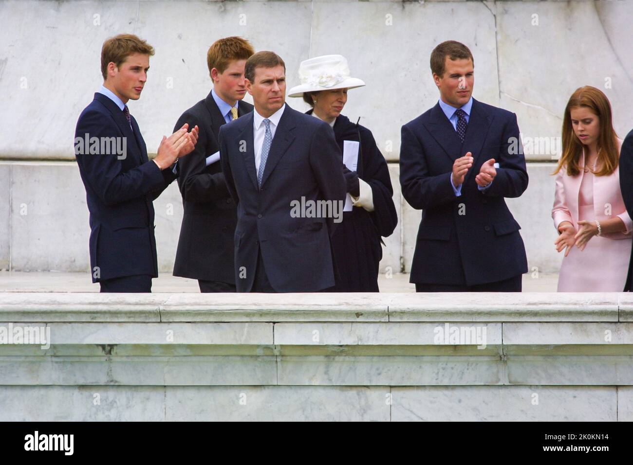 4th de junio de 2002 - Miembros de la familia real británica que asisten al Jubileo de Oro de la Reina Isabel II en el Palacio de Buckingham en Londres Foto de stock