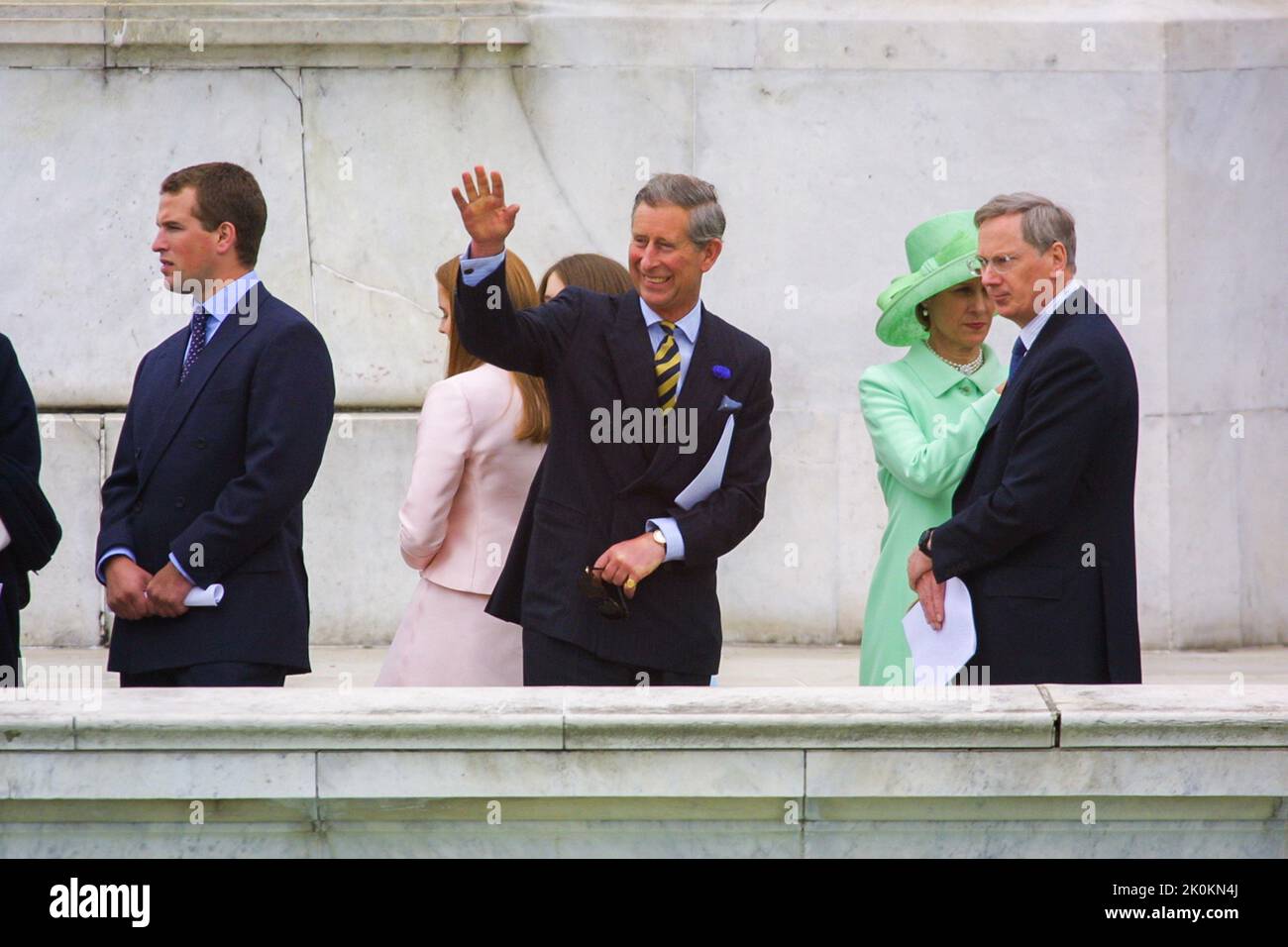 4th de junio de 2002 - El Príncipe Carlos agitando en las multitudes en el Jubileo de Oro de la Reina Isabel II en el Palacio de Buckingham en Londres Foto de stock