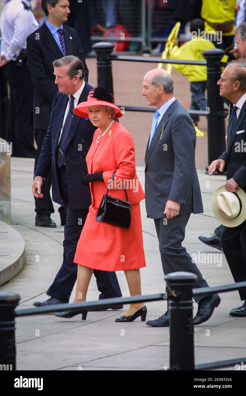 4th de junio de 2002 - El príncipe Felipe y la reina Isabel II en su celebración del Jubileo de Oro en el Palacio de Buckingham en Londres Foto de stock