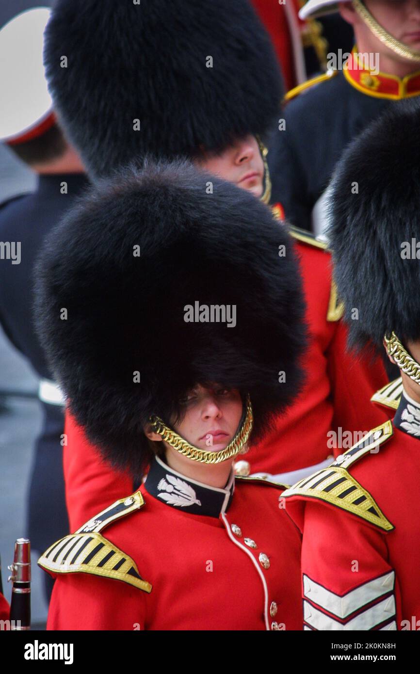 4 de junio de 2002 - Los guardias granaderos en el Jubileo de Oro de la Reina Isabel II en el Palacio de Buckingham en Londres Foto de stock