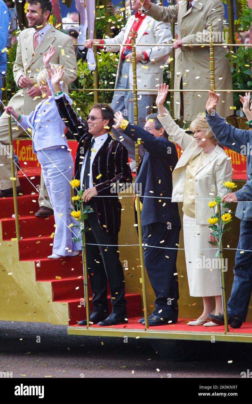 4 de junio de 2002 - Celebridades británicas que asisten al Jubileo de Oro de la Reina Isabel II en el Palacio de Buckingham en Londres Foto de stock