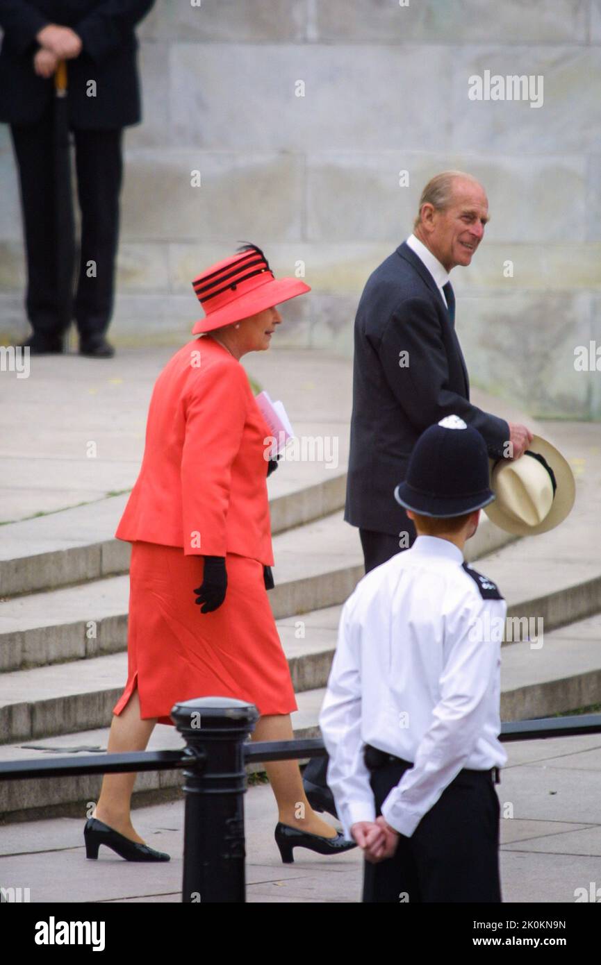 4th de junio de 2002 - El príncipe Felipe y la reina Isabel II en su celebración del Jubileo de Oro en el Palacio de Buckingham en Londres Foto de stock