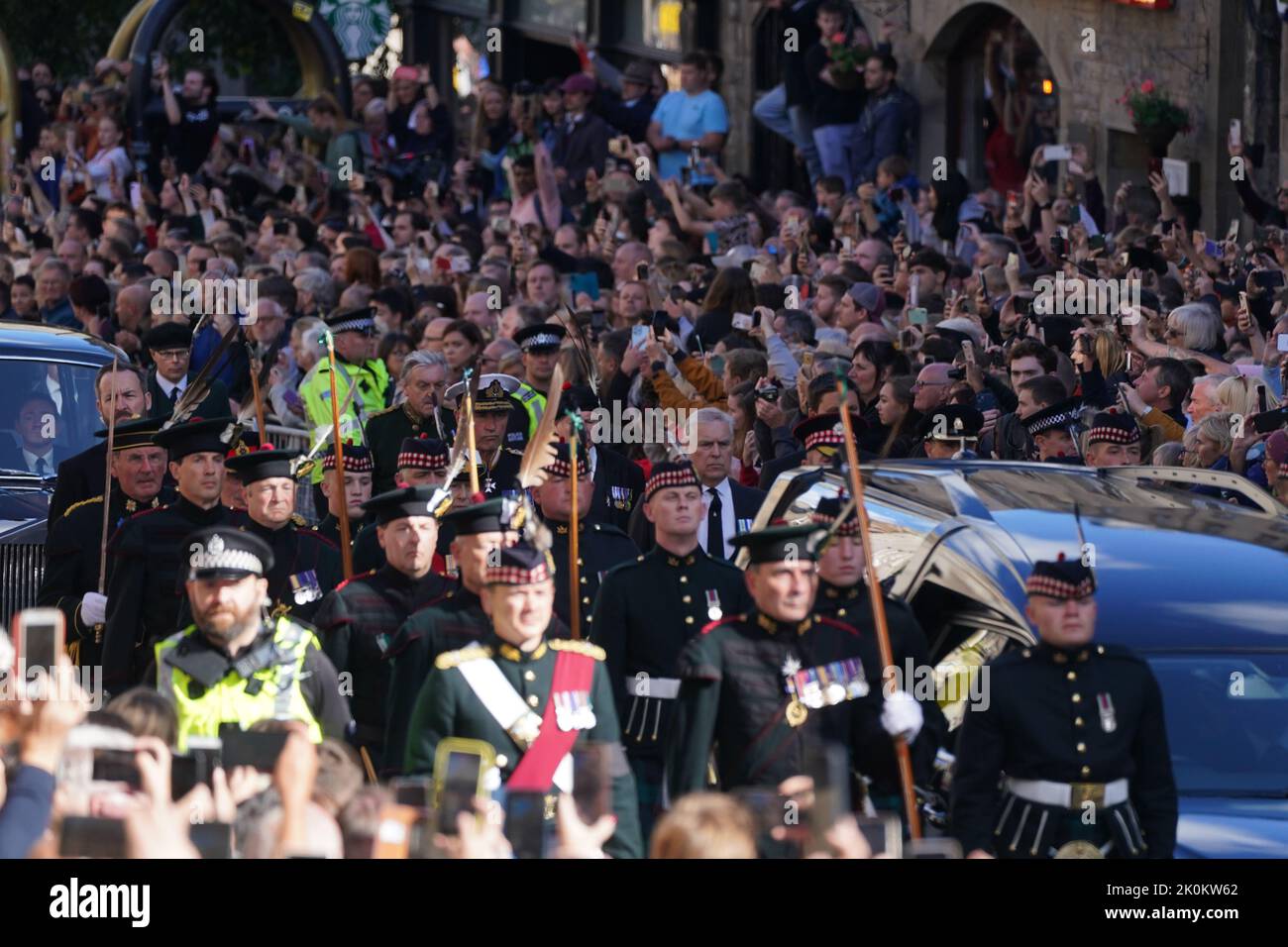 El rey Carlos III y miembros de la familia real se unen a la procesión del ataúd de la Reina Isabel desde el Palacio de Holyroodhouse hasta la Catedral de San Giles, Edimburgo. Fecha de la foto: Lunes 12 de septiembre de 2022. Foto de stock