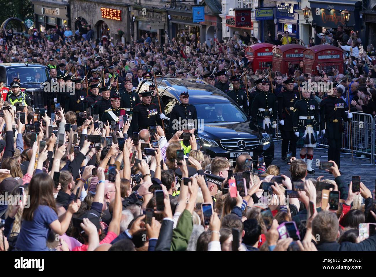 El rey Carlos III y miembros de la familia real se unen a la procesión del ataúd de la Reina Isabel desde el Palacio de Holyroodhouse hasta la Catedral de San Giles, Edimburgo. Fecha de la foto: Lunes 12 de septiembre de 2022. Foto de stock